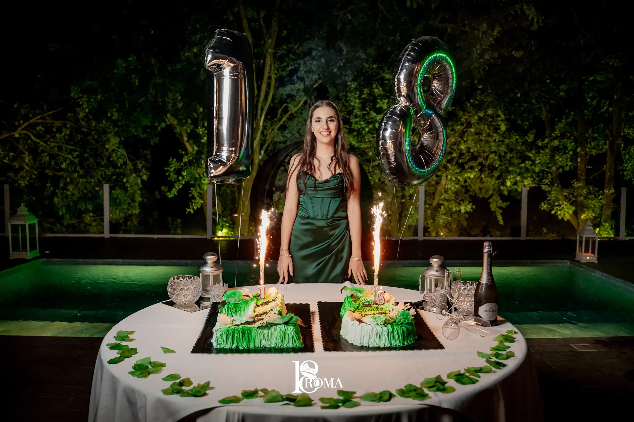 Torta dei 18 anni con candele accese e palloncini a forma di numero