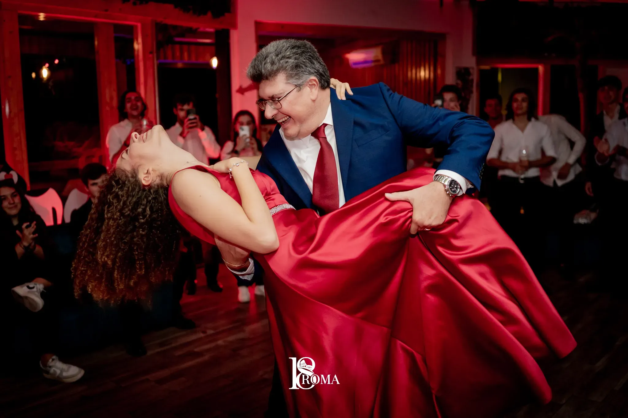 Ragazzo con la veste bianca della prima comunione
