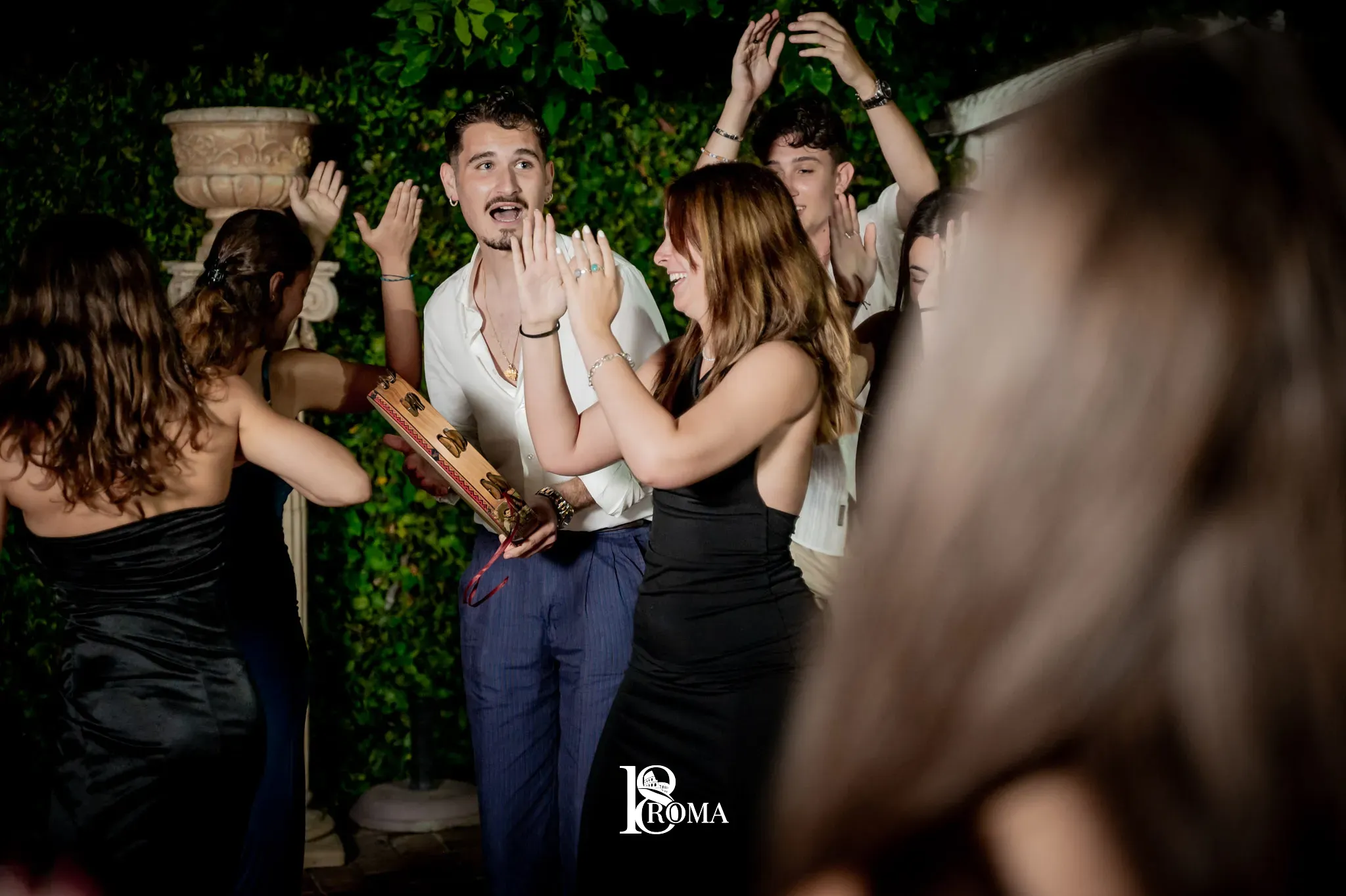 Festeggiata dei 18 anni davanti alla torta durante la festa serale